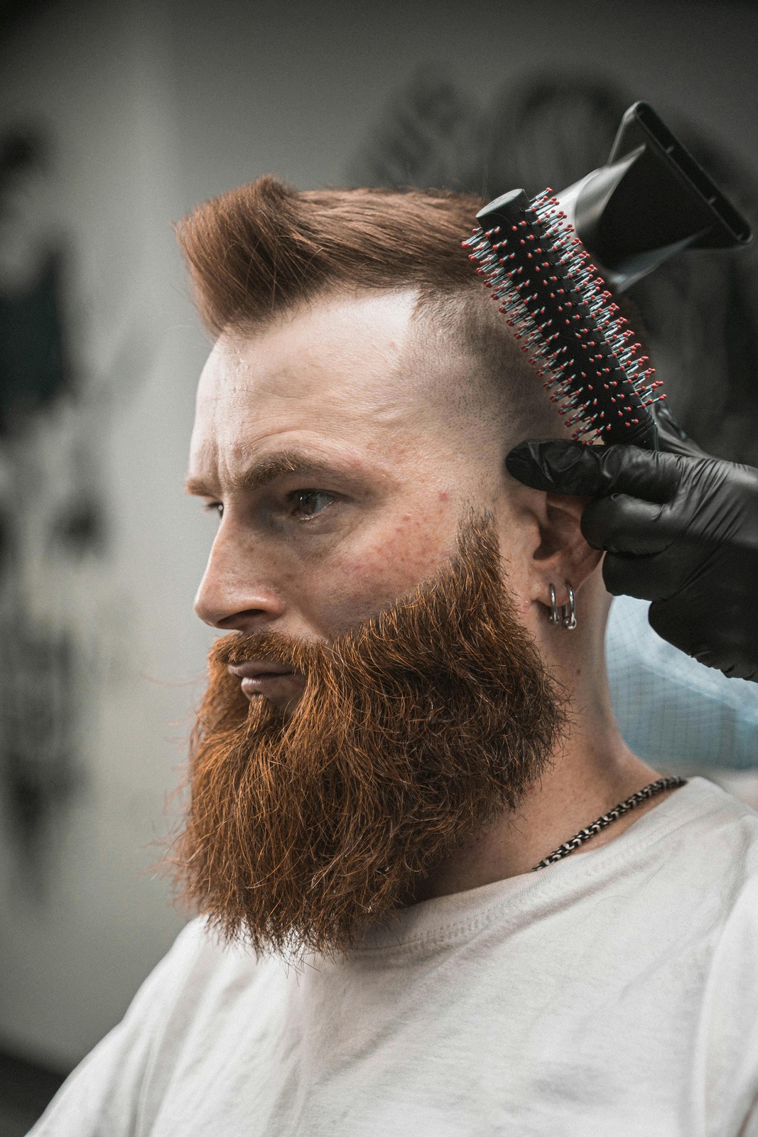 Acabamento de escova e barba num cliente
