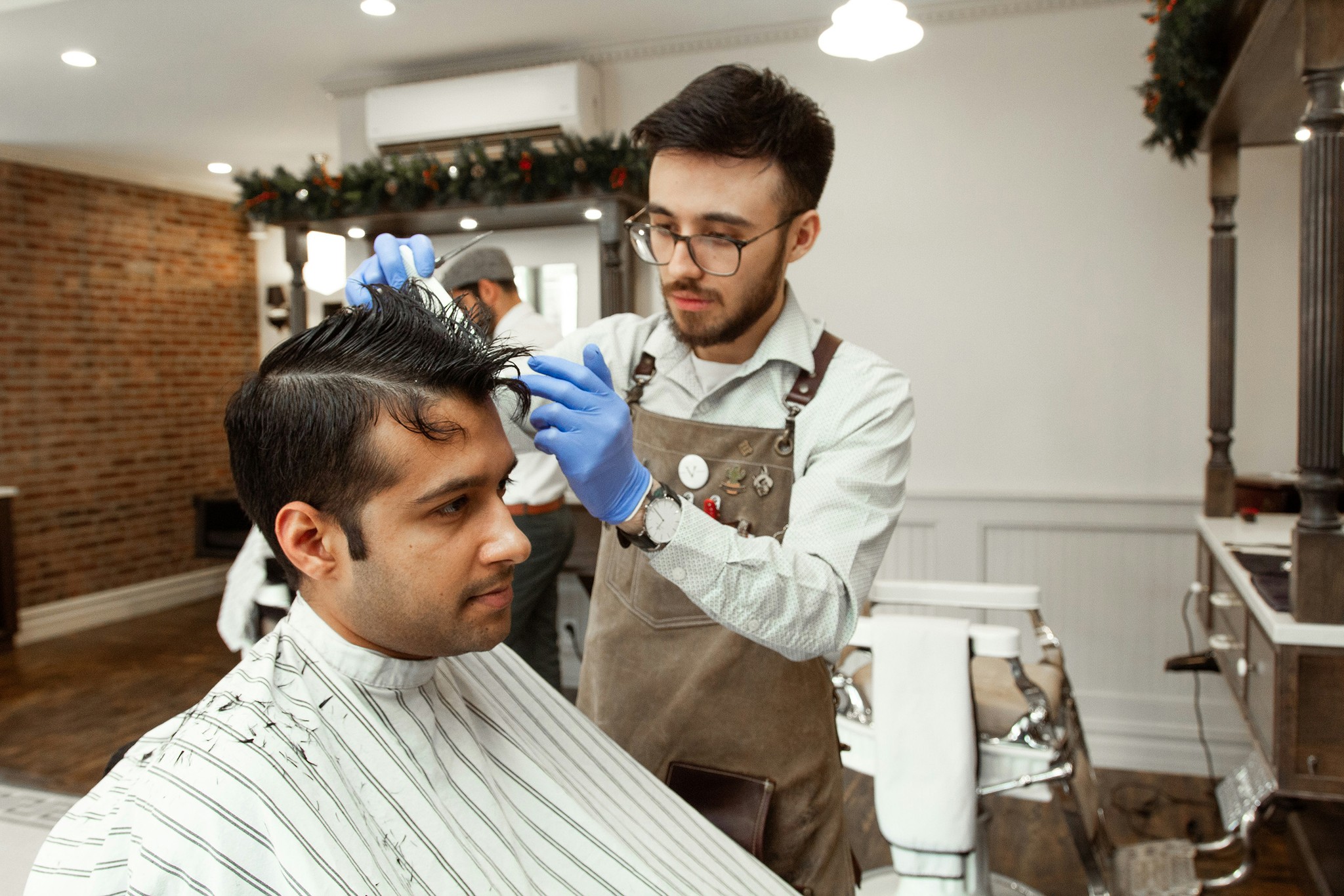Profissional a aplicar produto no cabelo de um cliente