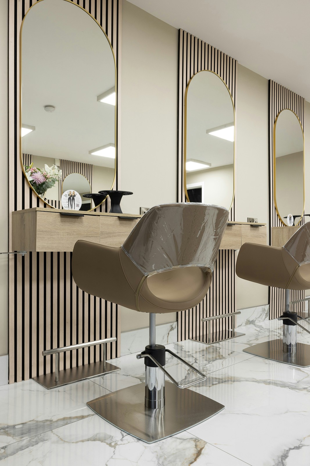 Estação de styling com espelho e cadeira