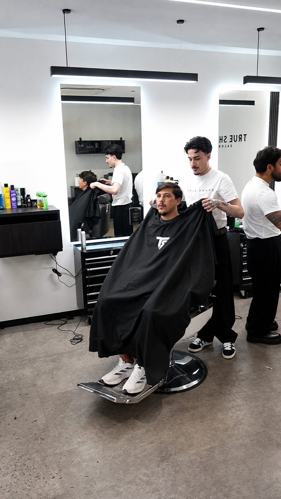 Cliente a receber a capa com o símbolo da True Shape