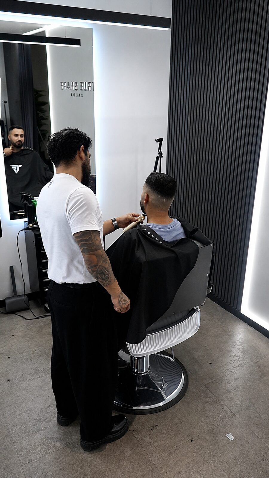 Barbeiro a trabalhar com a máquina