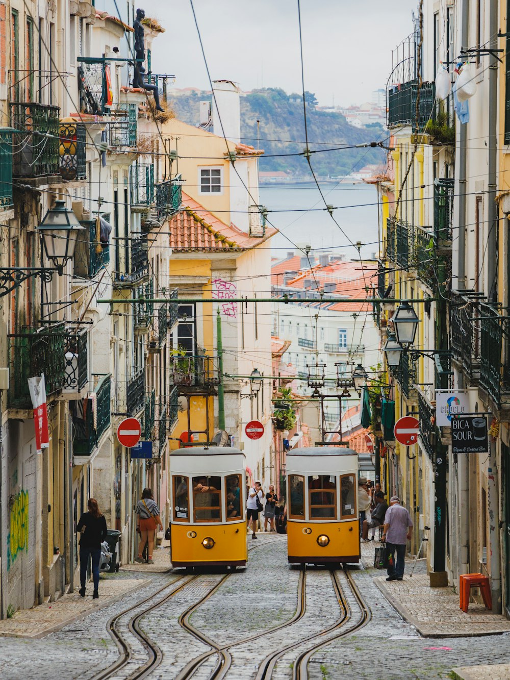 Rua de uma cidade portuguesa com mobilidade urbana